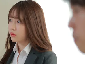 Một cô gái xinh đẹp có đôi chân dài đang quan hệ tình dục. Cô ấy mặc bộ đồ đen gợi cảm và nhảy múa, thổi kèn, chạm vào âm hộ, cưỡi ngựa, giơ chân và quan hệ mạnh bạo...