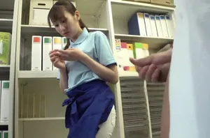 Cô gái gợi cảm bị trói đo mạch khi máy rung trong âm đạo và kiểm soát xuất tinh rung cực khoái
